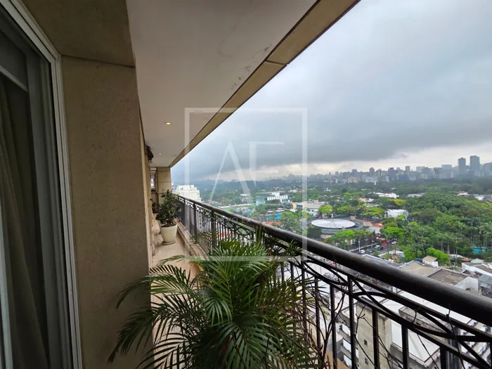 Vista da varanda para o verde e o horizonte do Jardim Europa.