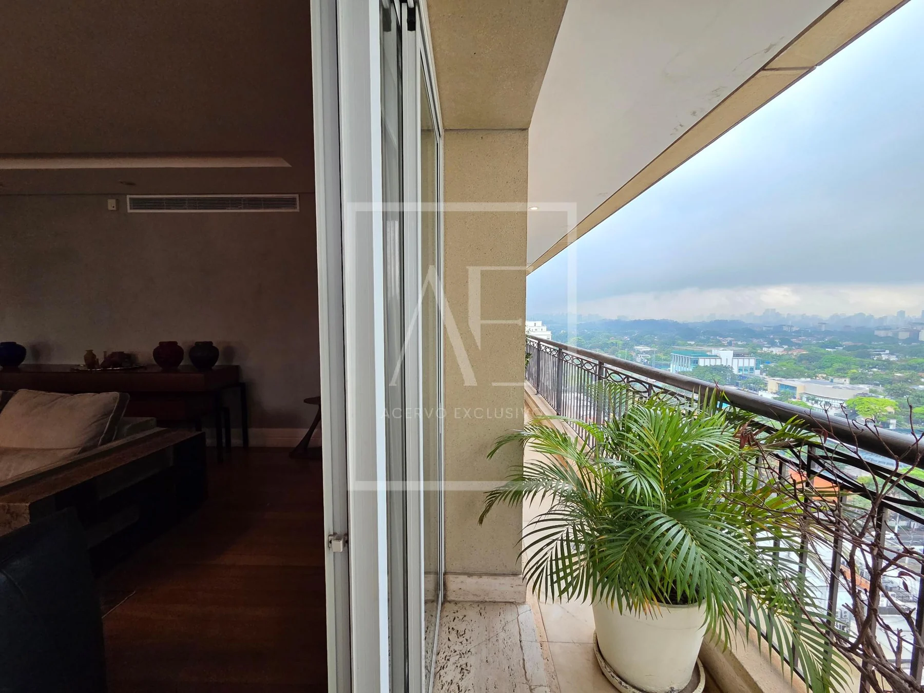 Varanda com vista para a paisagem arborizada do Jardim Europa.